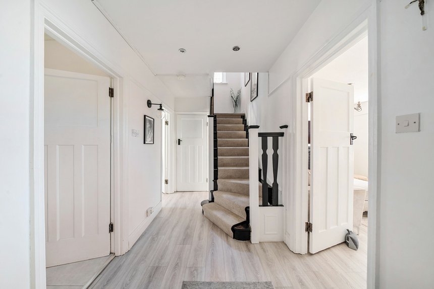 under offer pinner view london 40210 - Gibbs Gillespie