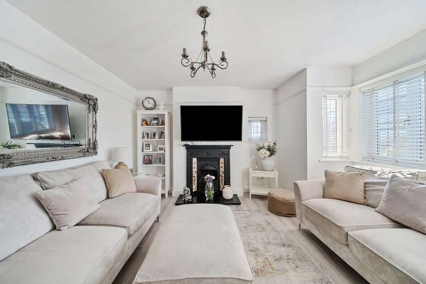 under offer pinner view london 40210 - Gibbs Gillespie