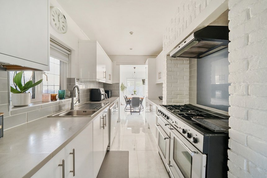 under offer pinner view london 40210 - Gibbs Gillespie