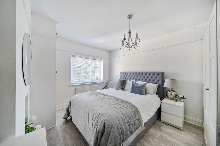 under offer pinner view london 40210 - Gibbs Gillespie