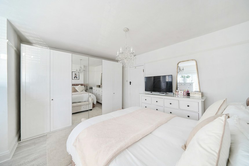 under offer pinner view london 40210 - Gibbs Gillespie