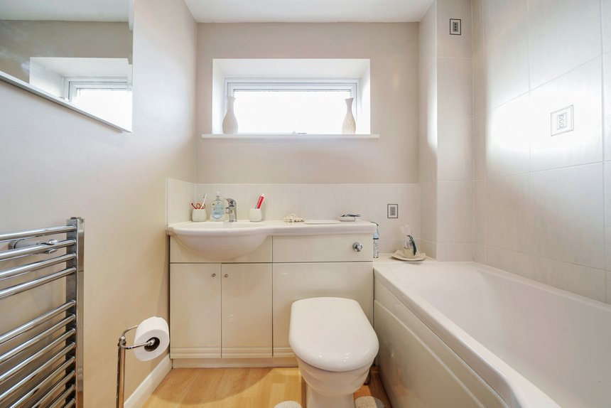 under offer wyteleaf close london 40232 - Gibbs Gillespie