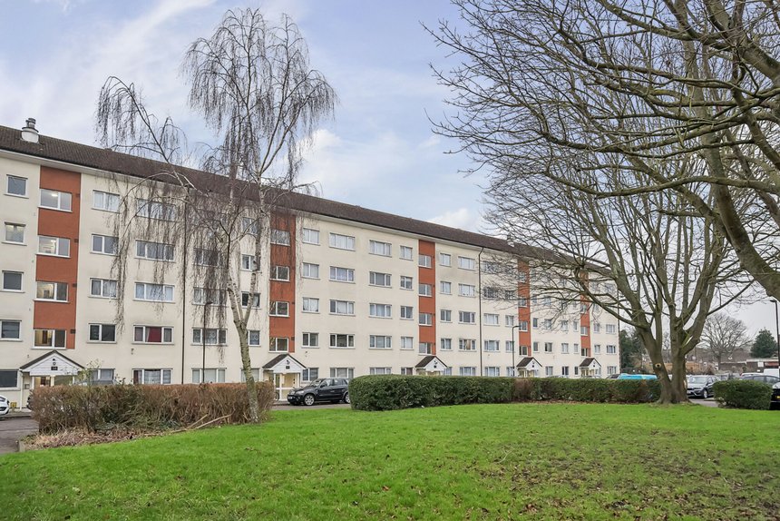 for sale byron way london 40285 - Gibbs Gillespie