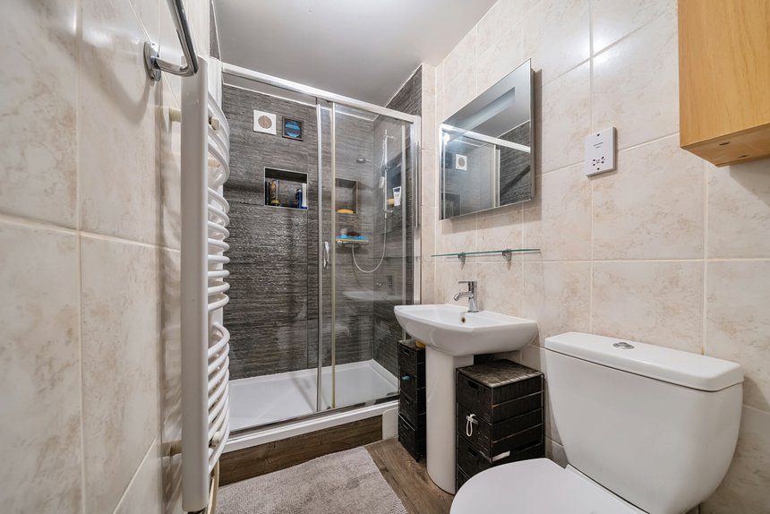 for sale byron way london 40285 - Gibbs Gillespie