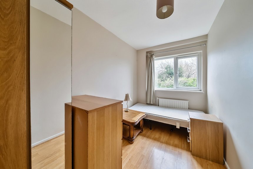 for sale byron way london 40285 - Gibbs Gillespie