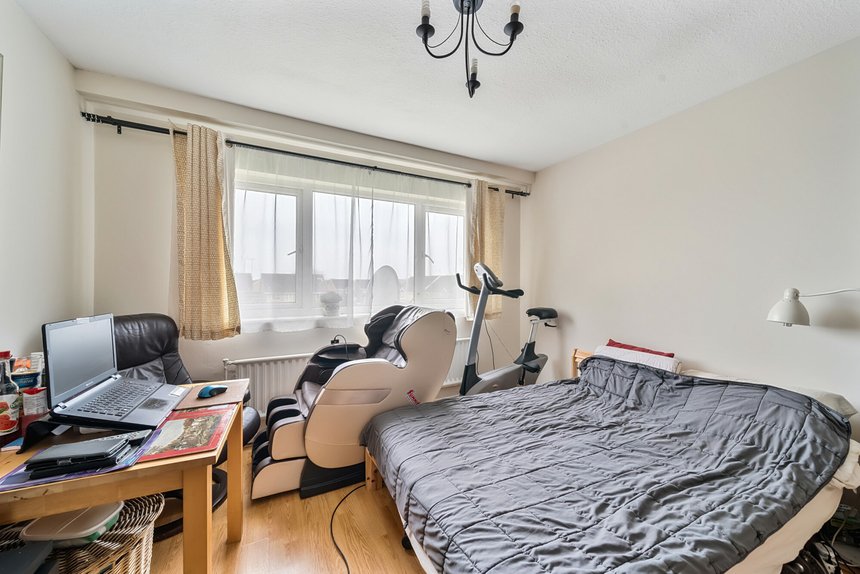 for sale byron way london 40285 - Gibbs Gillespie