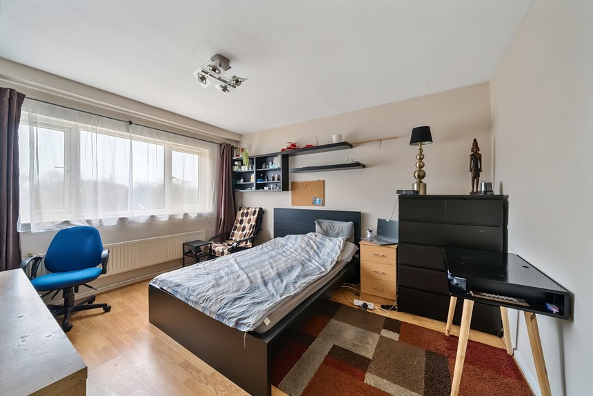 for sale byron way london 40285 - Gibbs Gillespie
