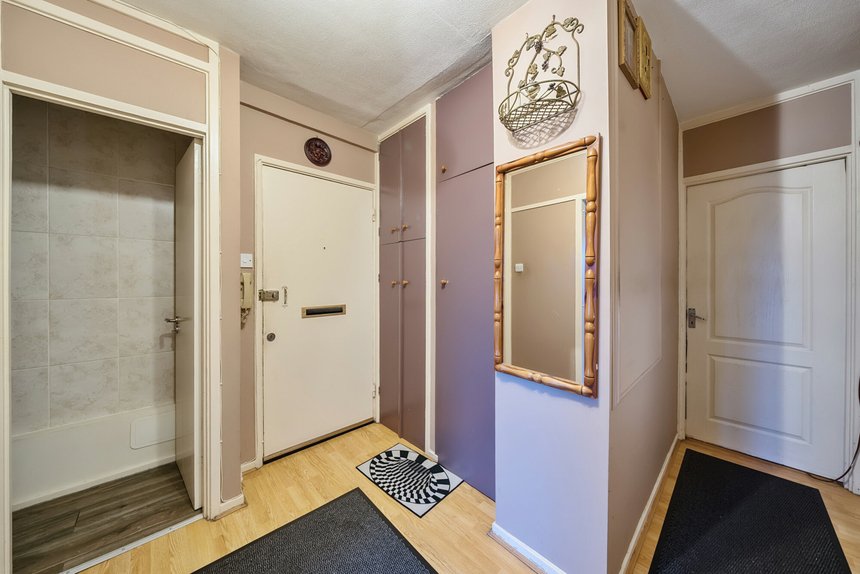 for sale byron way london 40285 - Gibbs Gillespie