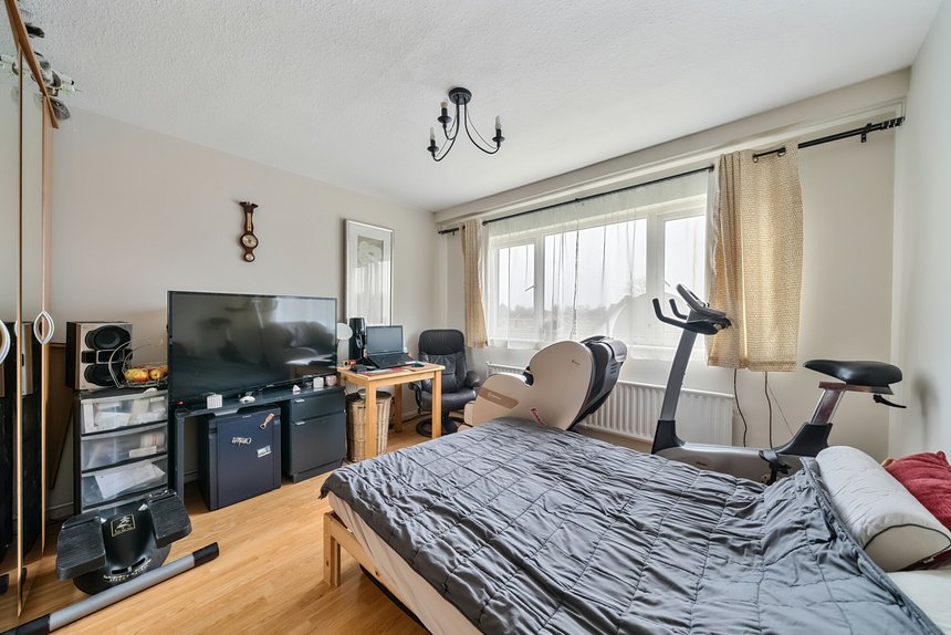 for sale byron way london 40285 - Gibbs Gillespie