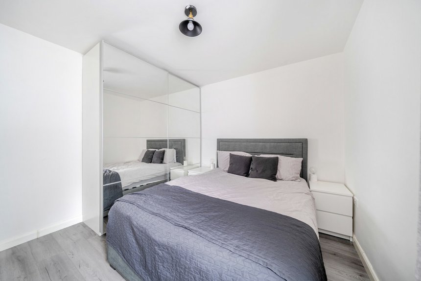 under offer burness close london 40312 - Gibbs Gillespie