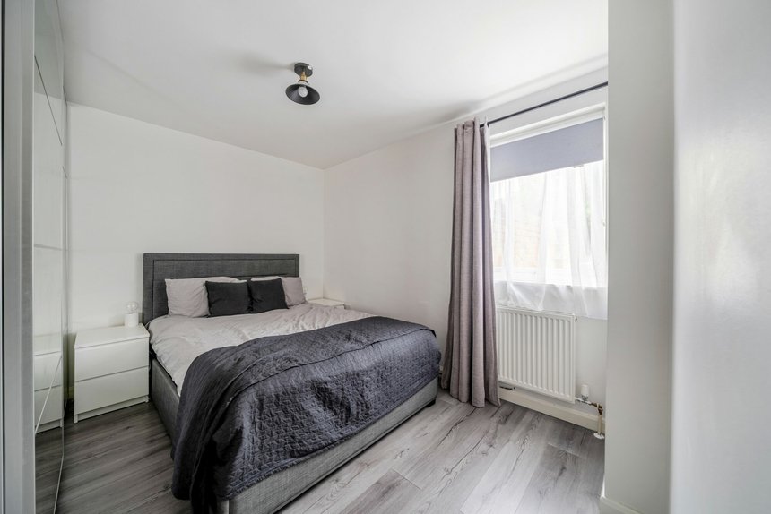 under offer burness close london 40312 - Gibbs Gillespie