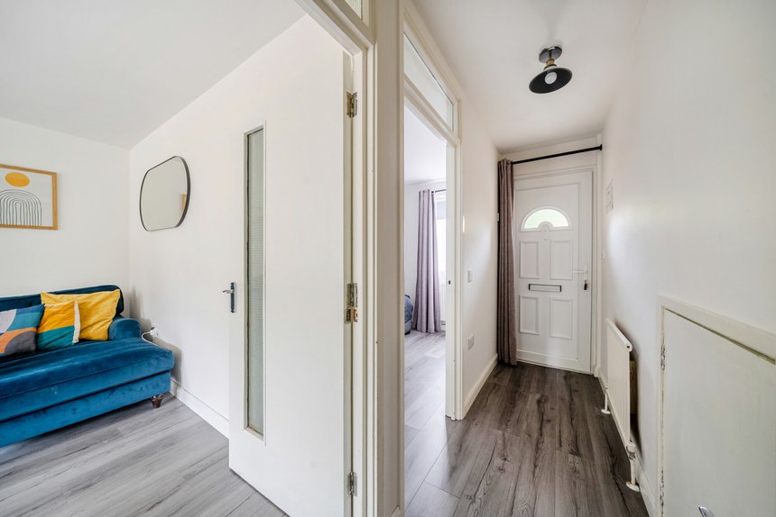 under offer burness close london 40312 - Gibbs Gillespie