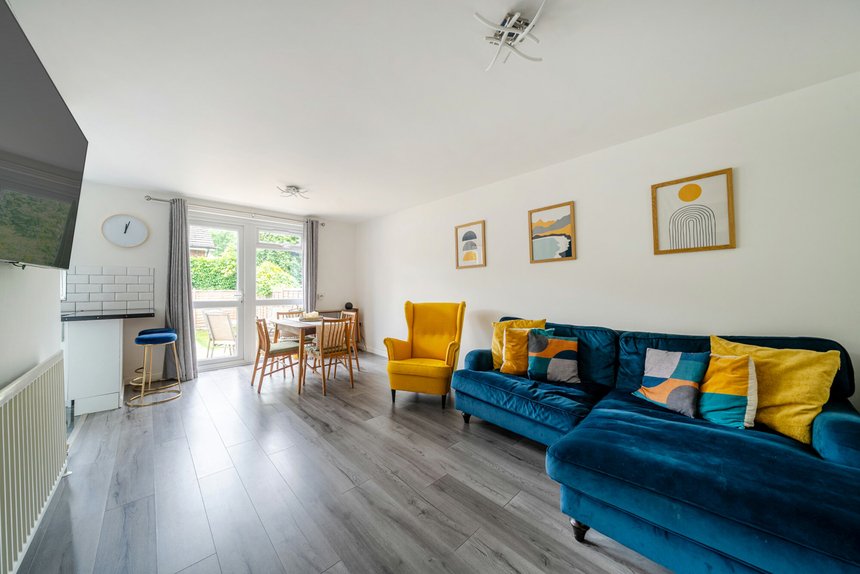 under offer burness close london 40312 - Gibbs Gillespie