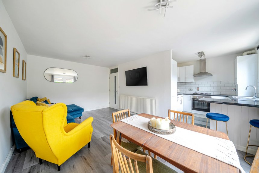 under offer burness close london 40312 - Gibbs Gillespie