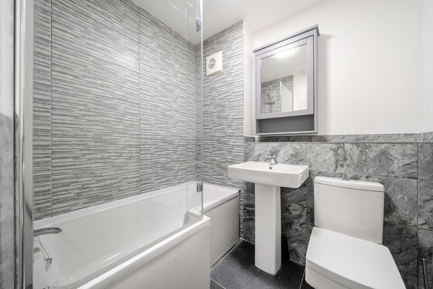 under offer burness close london 40312 - Gibbs Gillespie