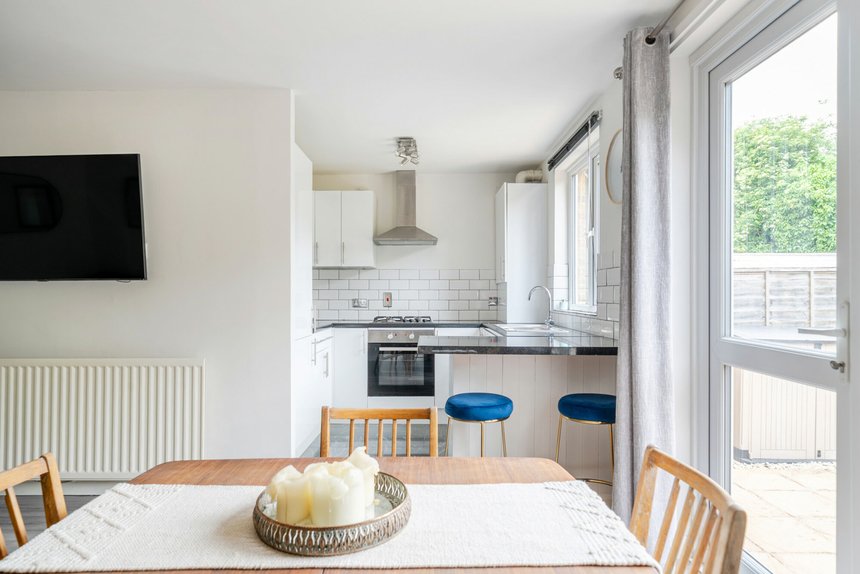 under offer burness close london 40312 - Gibbs Gillespie