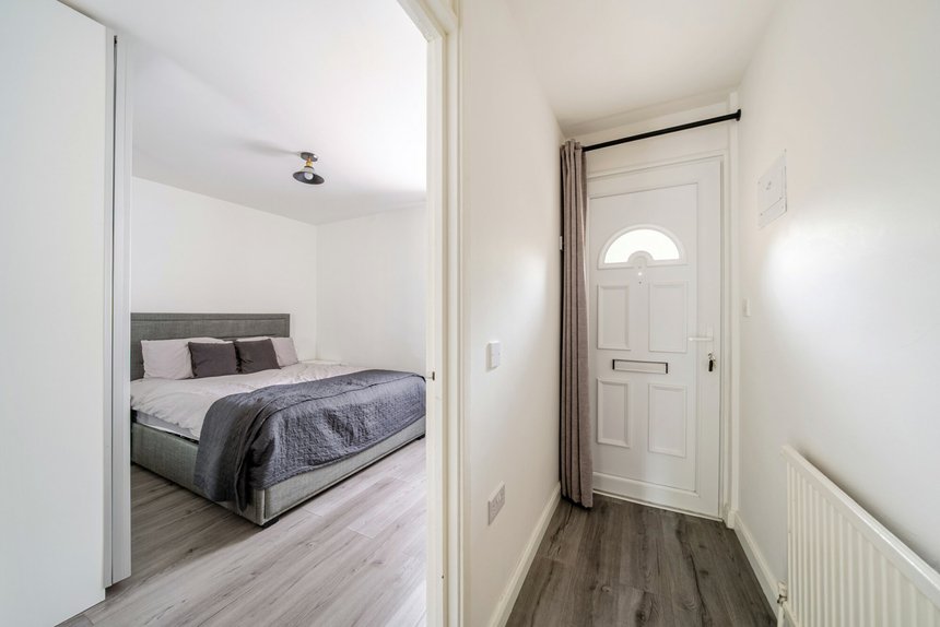under offer burness close london 40312 - Gibbs Gillespie