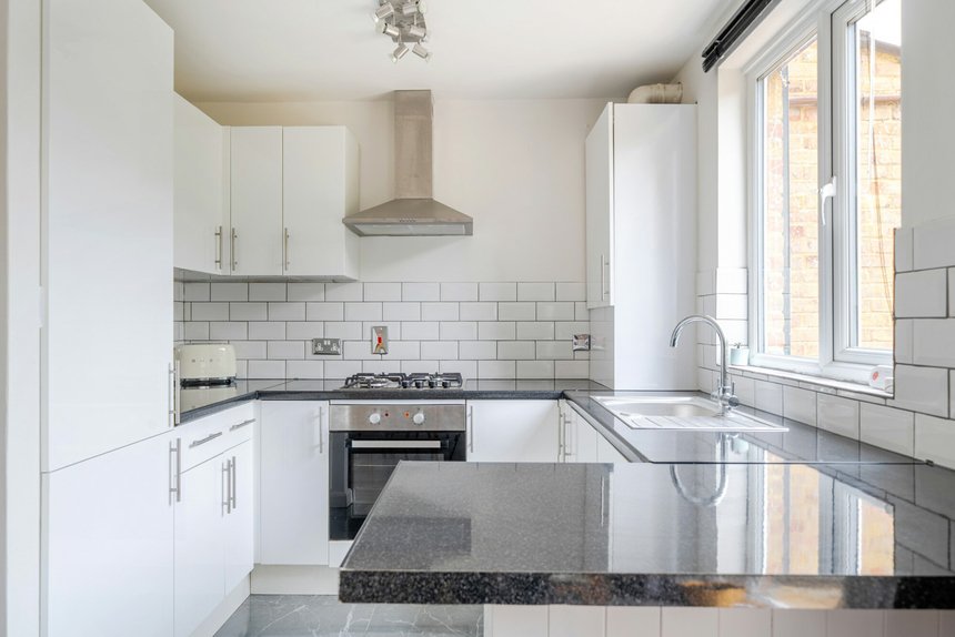 under offer burness close london 40312 - Gibbs Gillespie