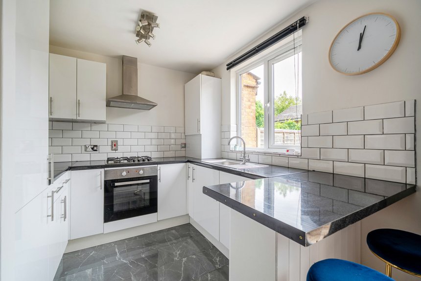 under offer burness close london 40312 - Gibbs Gillespie