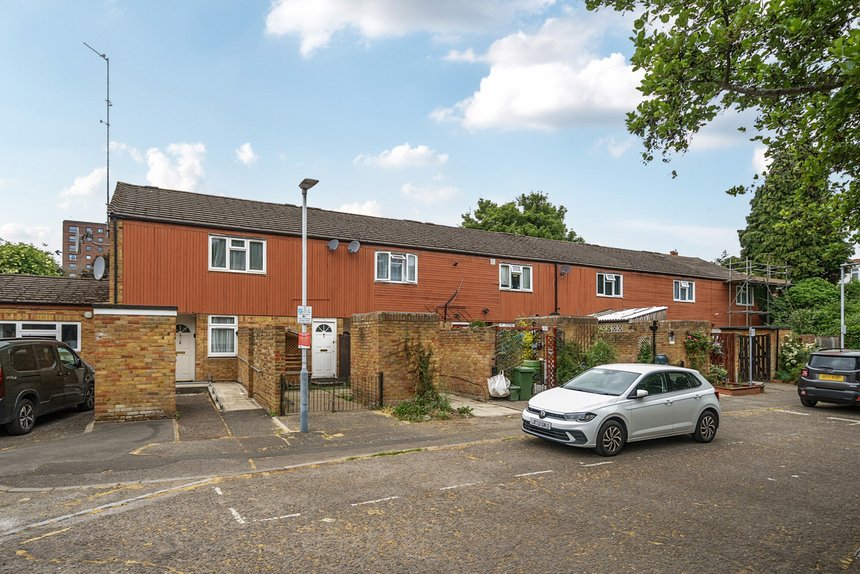 under offer burness close london 40312 - Gibbs Gillespie