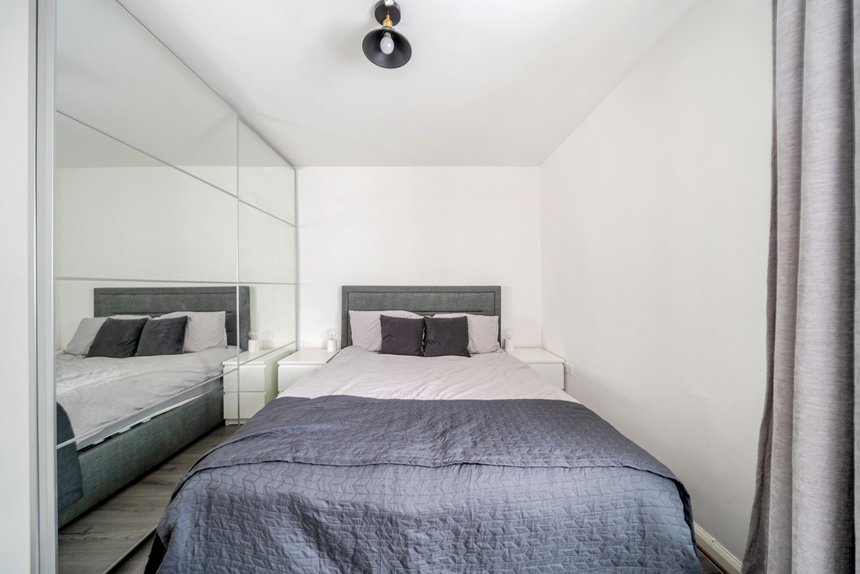 under offer burness close london 40312 - Gibbs Gillespie
