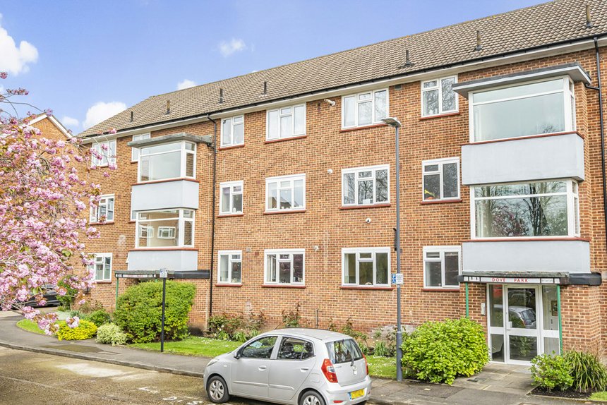 1 bedroom Flat/Apartment for sale in Dove Park, Pinner, Middlesex, HA5