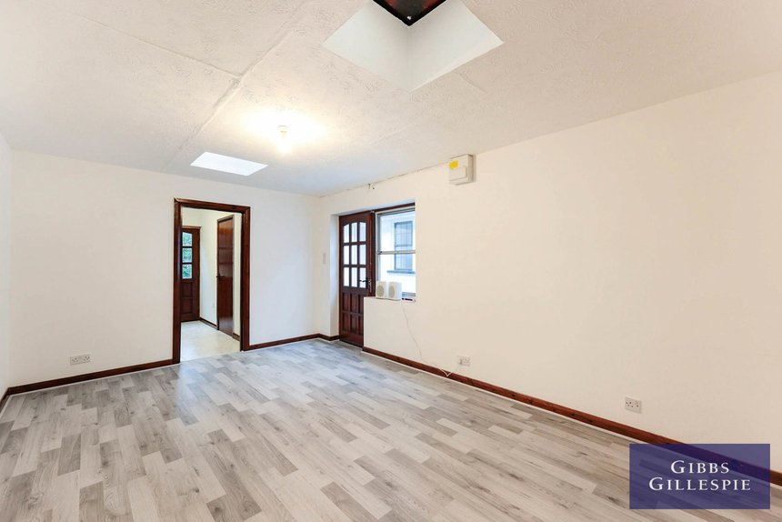 to let dukes wood drive london 40358 - Gibbs Gillespie