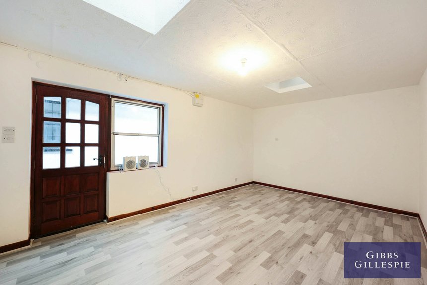 to let dukes wood drive london 40358 - Gibbs Gillespie
