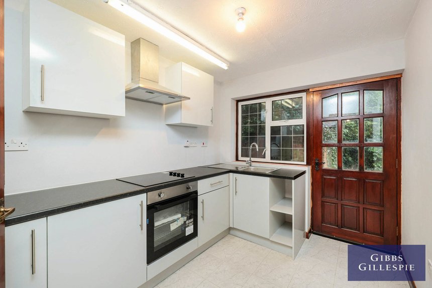 to let dukes wood drive london 40358 - Gibbs Gillespie