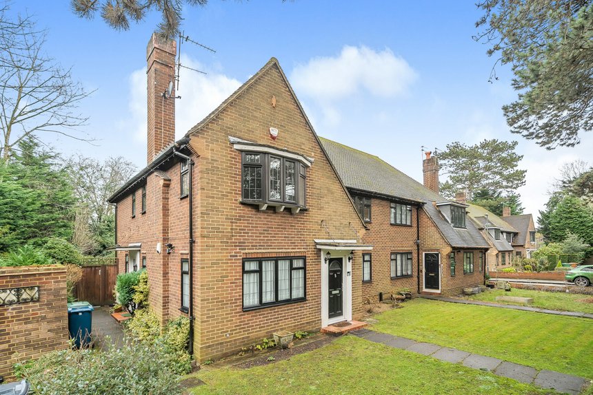 for sale chigwell hurst court london 40557 - Gibbs Gillespie