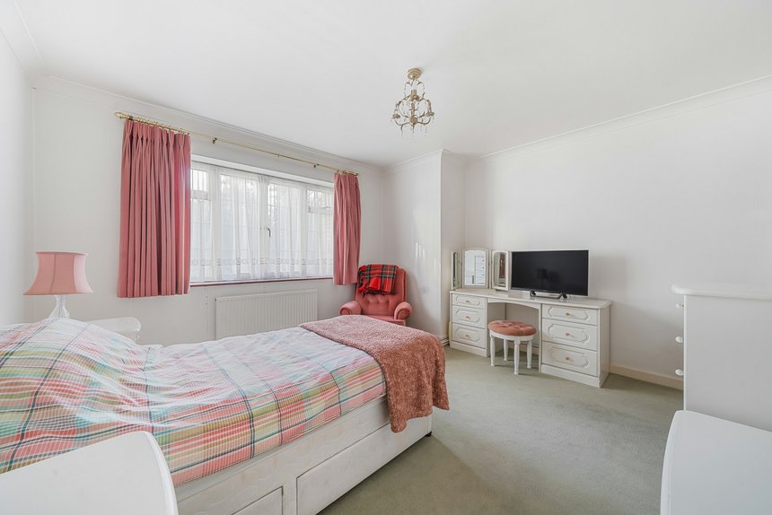 for sale chigwell hurst court london 40557 - Gibbs Gillespie
