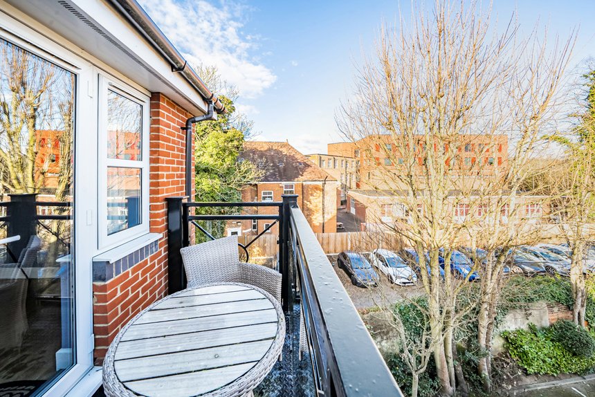 for sale centennial court london 41070 - Gibbs Gillespie
