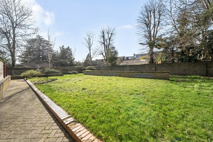 under offer grange park london 41359 - Gibbs Gillespie