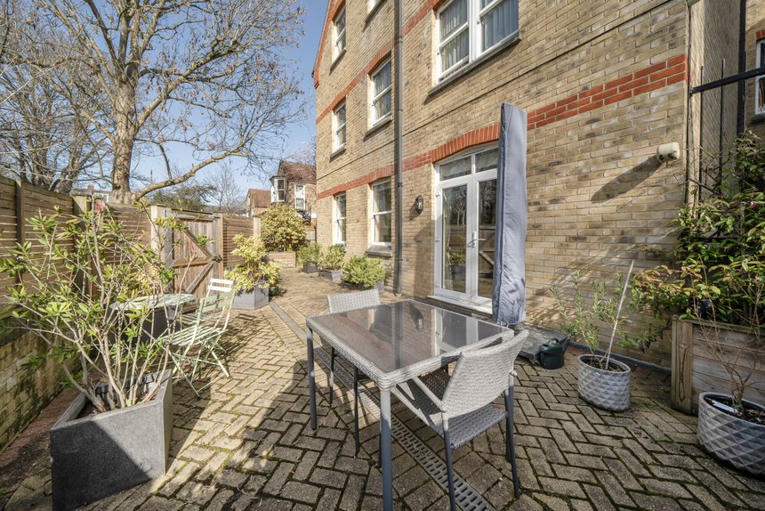 under offer grange park london 41359 - Gibbs Gillespie