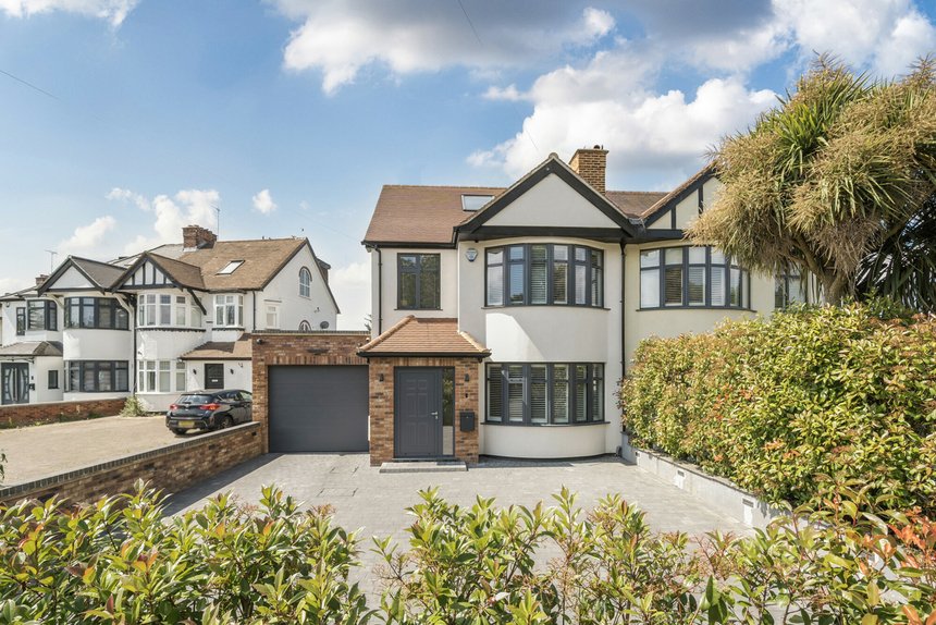 sold derwent avenue london 41404 - Gibbs Gillespie