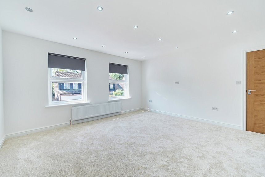 under offer grove farm park london 41477 - Gibbs Gillespie