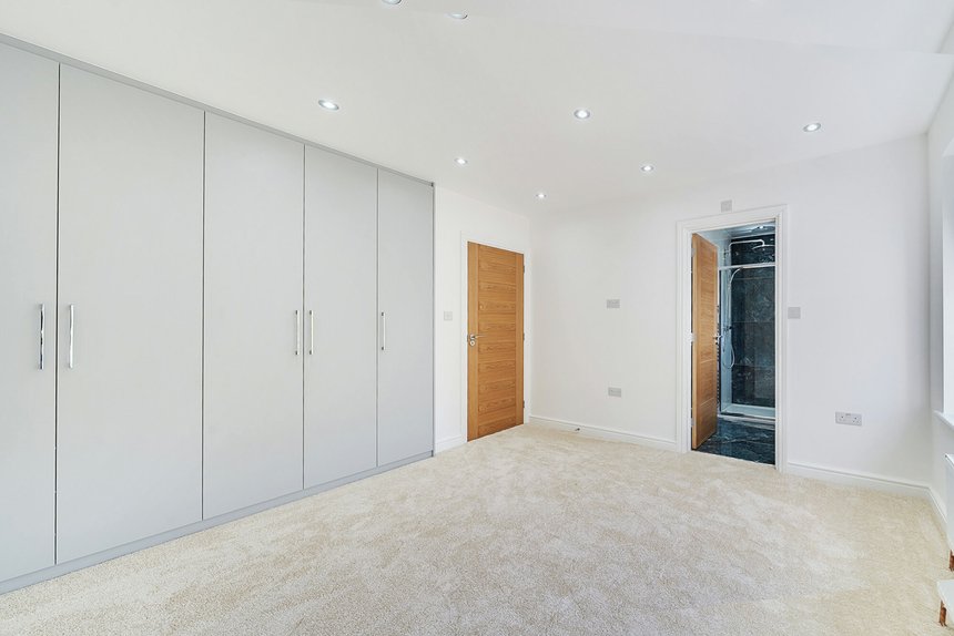 under offer grove farm park london 41477 - Gibbs Gillespie