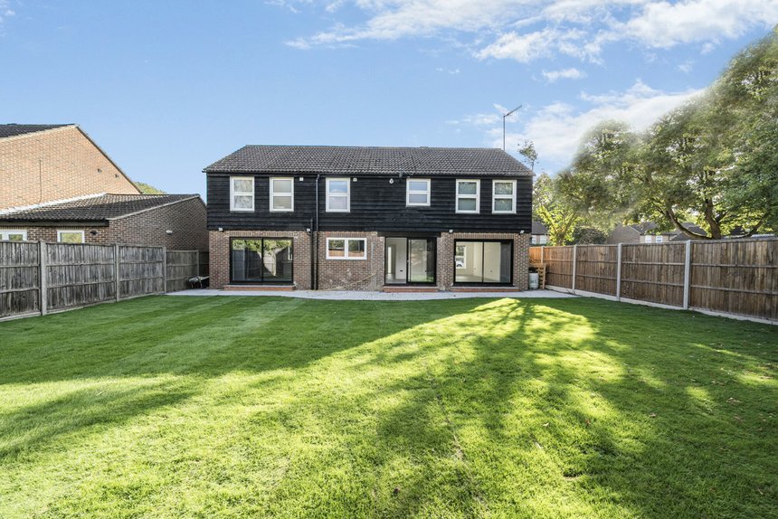 under offer grove farm park london 41477 - Gibbs Gillespie