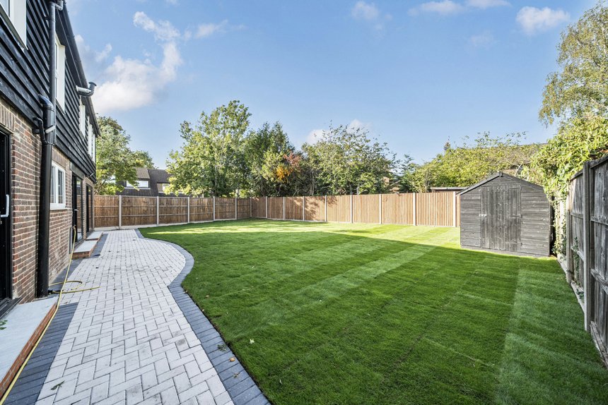 under offer grove farm park london 41477 - Gibbs Gillespie