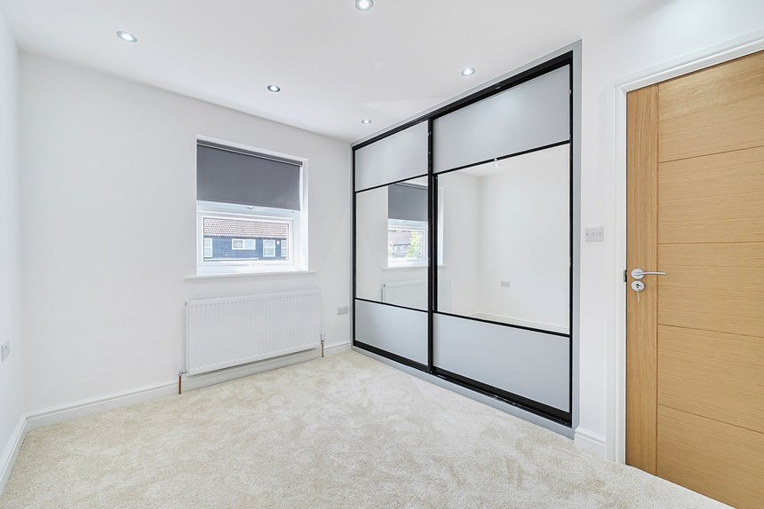 under offer grove farm park london 41477 - Gibbs Gillespie