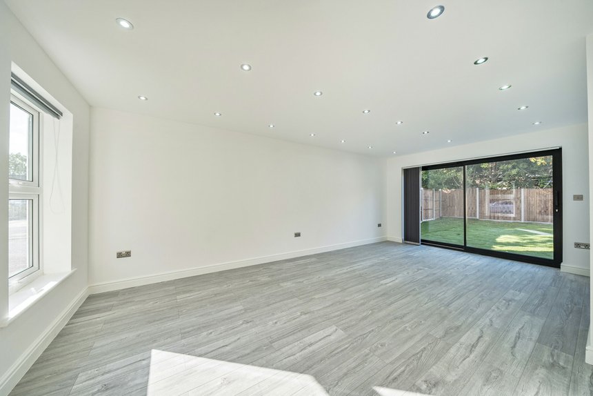 under offer grove farm park london 41477 - Gibbs Gillespie