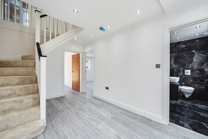 under offer grove farm park london 41477 - Gibbs Gillespie