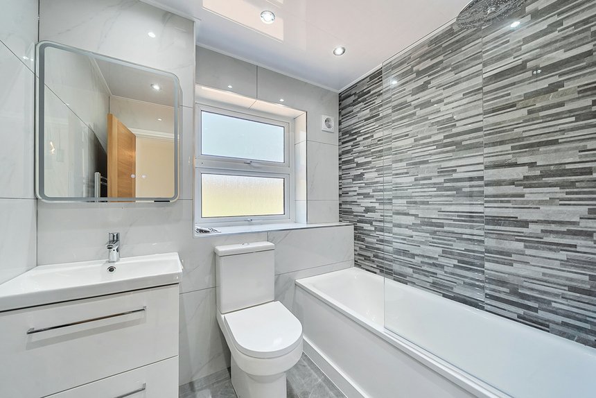 under offer grove farm park london 41477 - Gibbs Gillespie