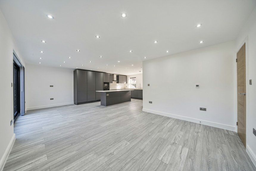 under offer grove farm park london 41477 - Gibbs Gillespie