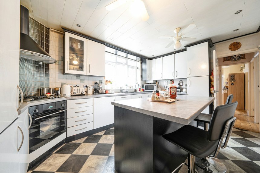 under offer white heart avenue london 42694 - Gibbs Gillespie