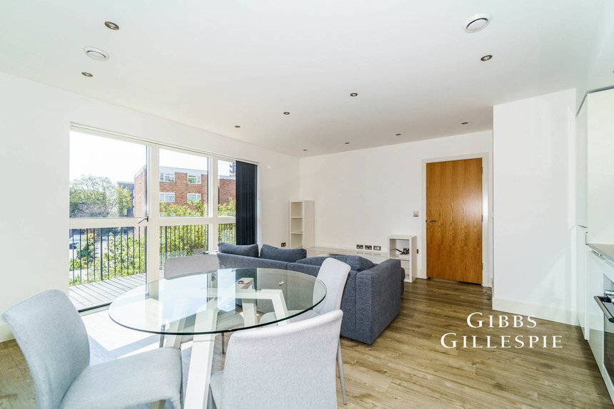 bedroom Flat/Apartment to rent in Lyon Road, Harrow, HA1 2SX