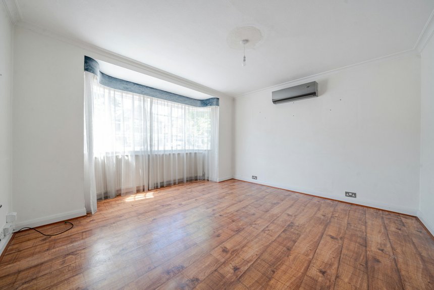 under offer corringway london 44115 - Gibbs Gillespie
