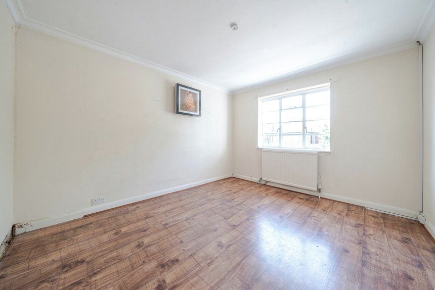 under offer corringway london 44115 - Gibbs Gillespie