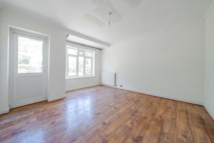under offer corringway london 44115 - Gibbs Gillespie