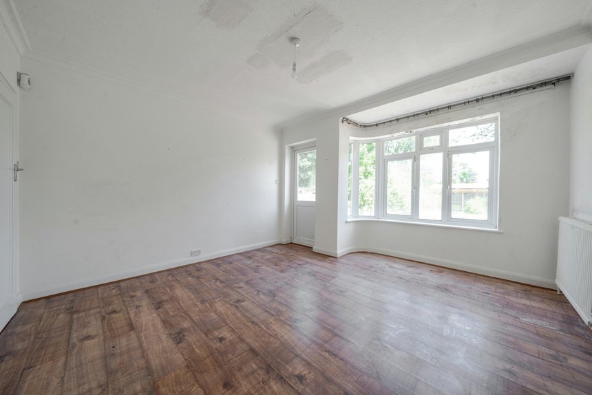 under offer corringway london 44115 - Gibbs Gillespie